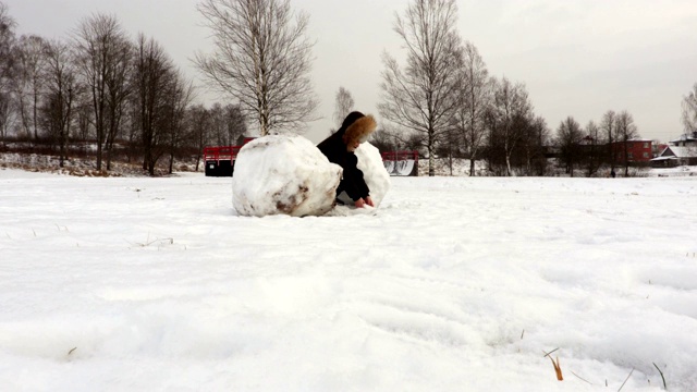 小女孩在寒冷的冬天玩雪视频下载