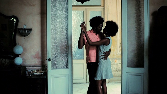 古巴哈瓦那，一对浪漫的年轻夫妇在家里跳舞视频下载