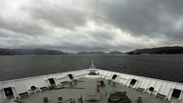 一艘穿过卑尔根峡湾的船视频素材