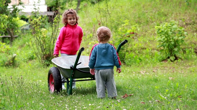 孩子们在后院玩手推车视频素材