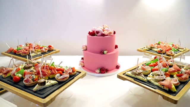 为情人准备的粉色蛋糕。情人节的蛋糕上装饰着一颗心视频下载