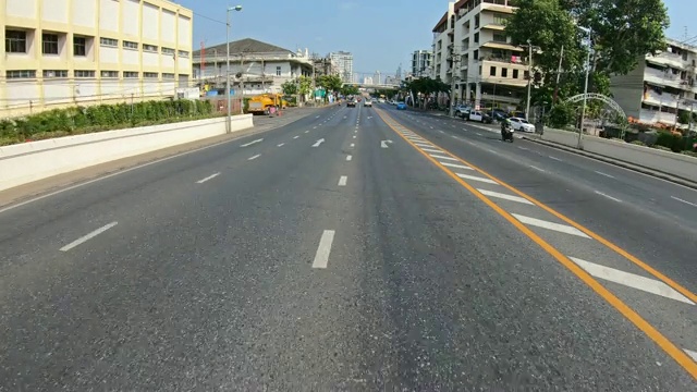泰国曼谷krung thon buri路的交通速度加快4K，具有城市中心概念的交通视频下载
