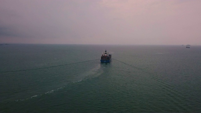 在海上航行的货船视频素材