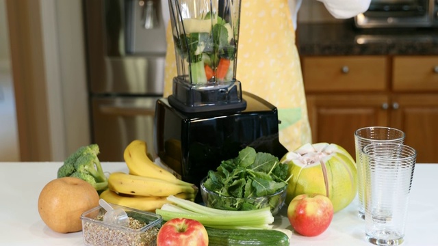 将新鲜水果和蔬菜放入搅拌机视频素材
