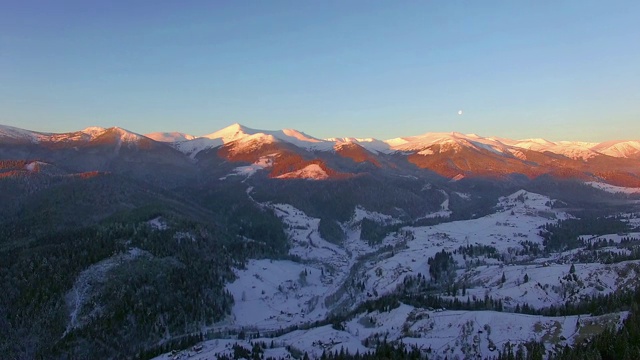 冬季喀尔巴阡山脉的日出视频素材