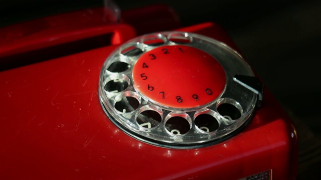 使用复古旋转红色电话拨号视频素材