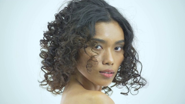 美丽的亚洲健康女性呈现叶与皮肤脸视频素材