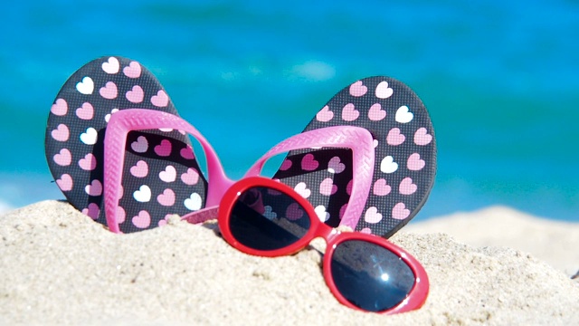 拖鞋和太阳镜躺在沙滩上视频下载