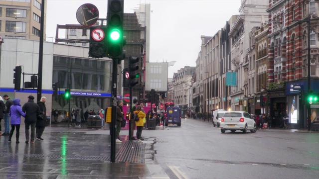 雨中伦敦牛津街的交通视频下载