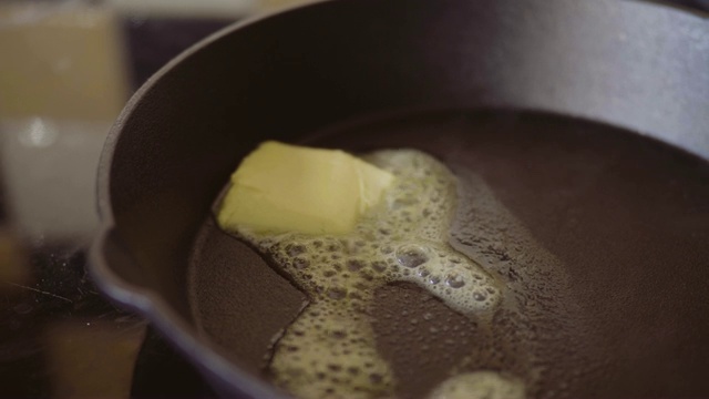 在铸铁锅上熔化黄油视频下载