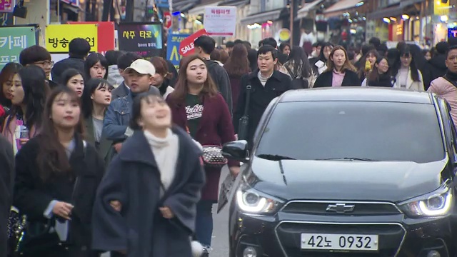 韩国首尔洪台大街上的人群视频下载