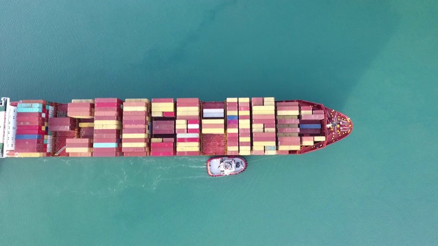 集装箱船鸟瞰图，装载着货运集装箱接近港口，货物运输视频素材