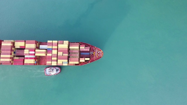 集装箱船鸟瞰图，装载着货运集装箱接近港口，货物运输视频素材