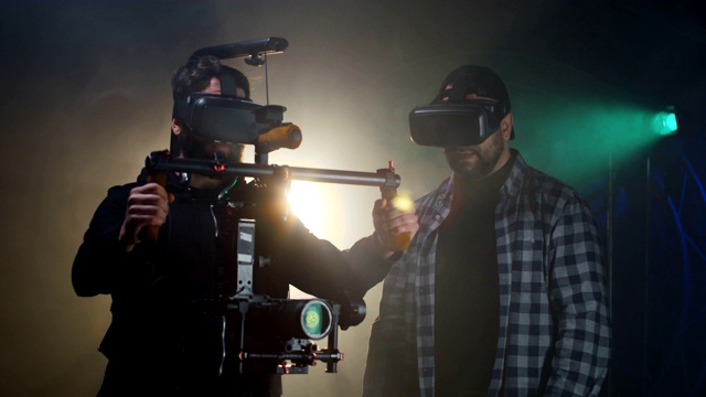 戴着VR眼镜的摄影师在电影片场工作视频下载