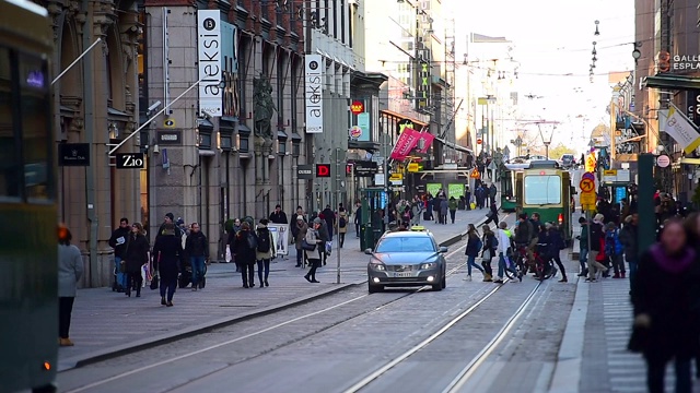 公共交通，芬兰赫尔辛基市中心的有轨电车视频素材