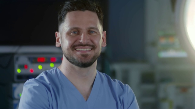 男医生在手术室的肖像视频素材