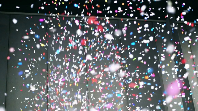 4K慢镜头，五彩纸屑从房间上方落下，庆祝新年快乐和派对理念视频下载