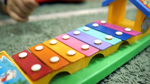 为孩子们演奏彩色木琴。视频素材