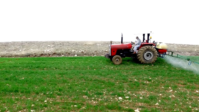 拖拉机在农田喷洒农药的天线视频素材