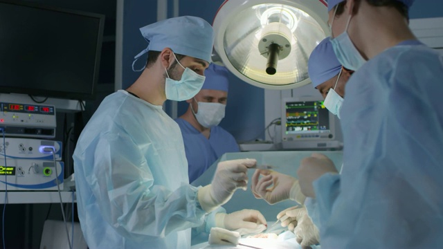 在医疗手术中协助外科医生的助手视频素材