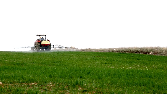 拖拉机在农田上喷洒农药视频素材
