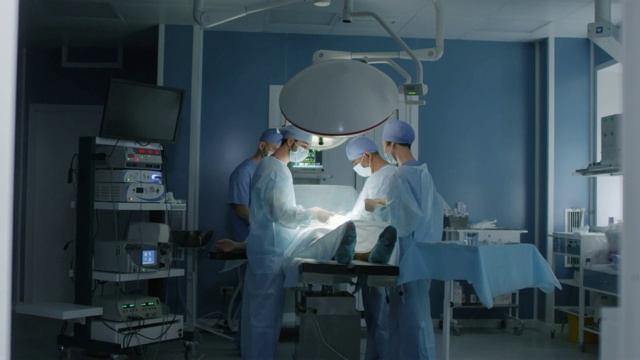 手术团队正在给病人做手术视频素材