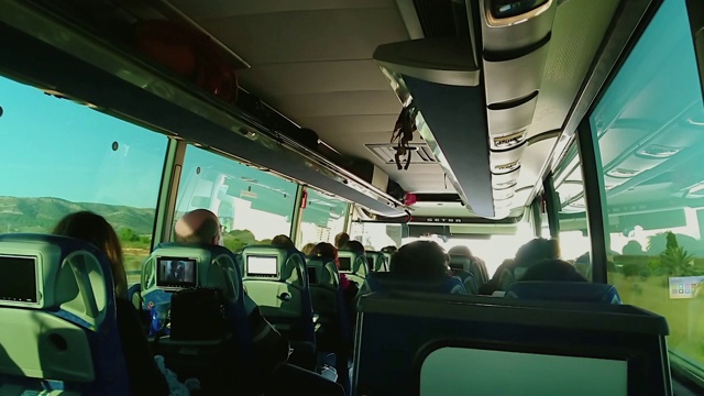 现代舒适的欧洲公共汽车运送乘客。公共汽车沙龙视频下载