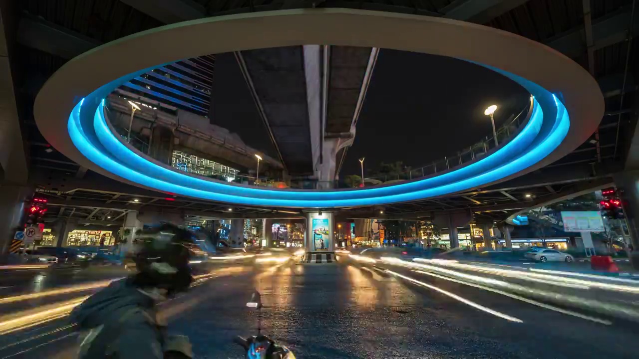 时间流逝长时间暴露在曼谷交通拥堵和汽车拥挤的十字路口在夜间高峰时间，交通与城市景观概念视频素材