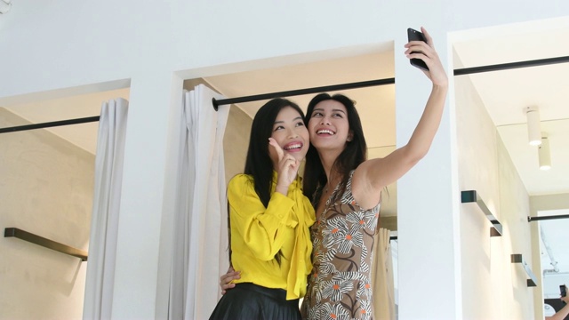 两个女人在更衣室里拍手机视频下载