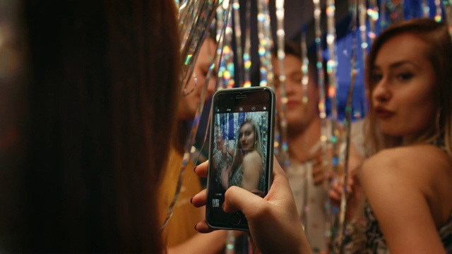 十几岁的女孩拍摄朋友在派对上跳舞视频购买