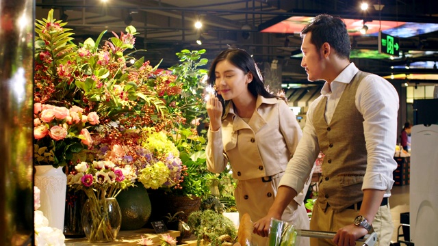 亚洲夫妇买花视频素材