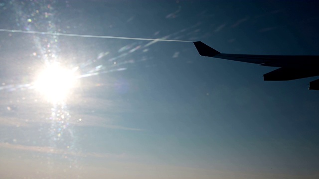 4K从飞机窗口通过太阳飞行视频素材