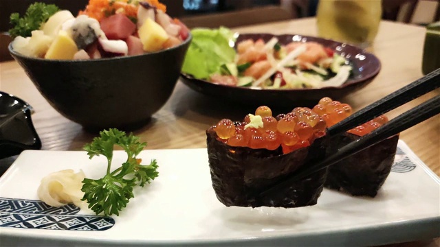 寿司,日本传统食物。视频素材