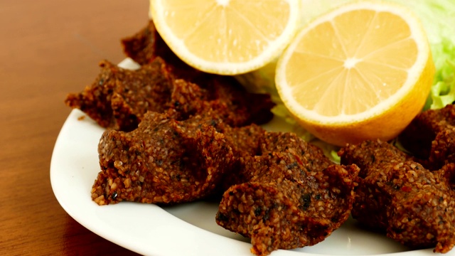 柠檬生肉丸(türkish çiğköfte)柠檬榨生肉丸，视频素材