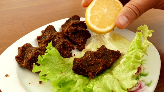 柠檬生肉丸(türkish çiğköfte)柠檬榨生肉丸，视频素材