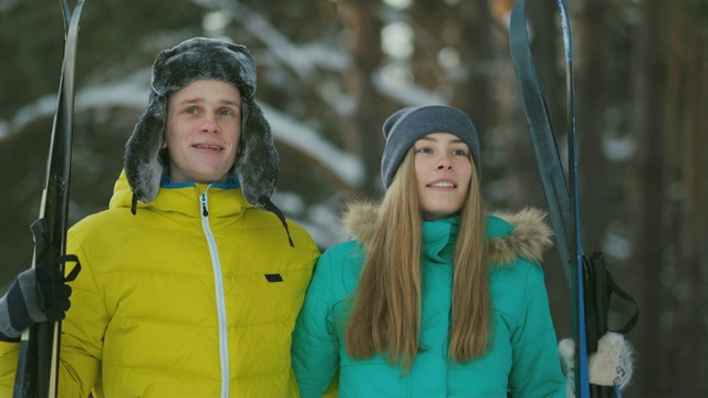 在冬季森林训练期间，活跃的老年夫妇在雪上滑下雪堆视频下载