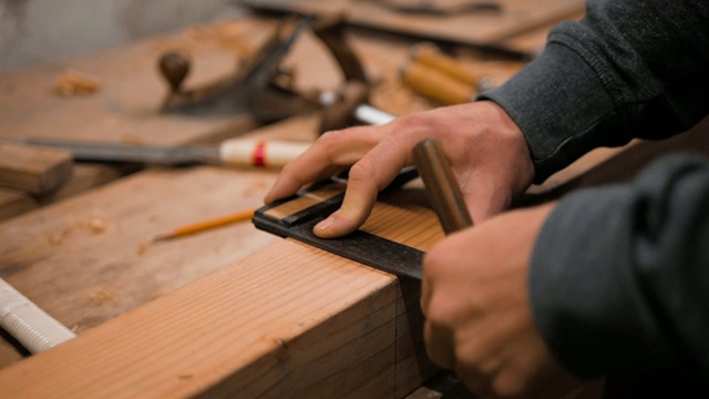 木匠用方刀和记号刀在工件上做记号视频下载