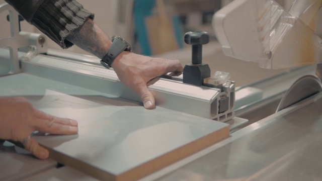 家具制造商在格式切割机上锯工件视频素材