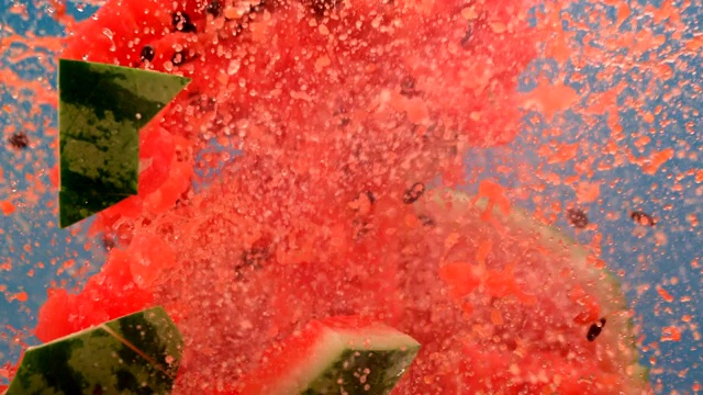 新鲜西瓜果汁泼出来。视频素材