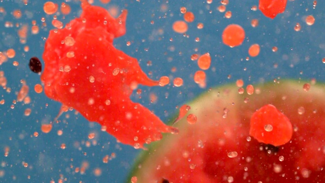 新鲜西瓜果汁泼出来。视频下载