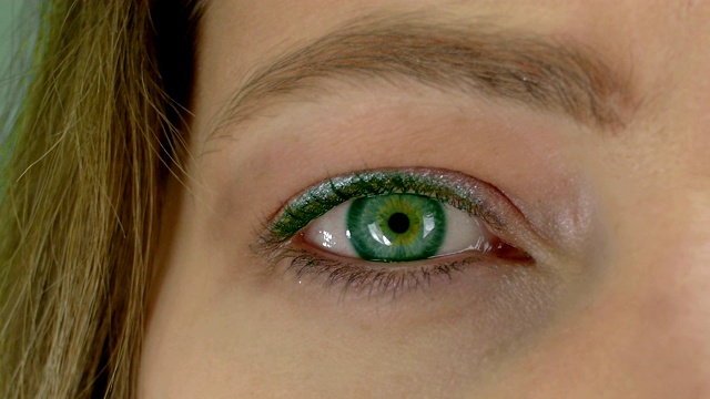 微距拍摄女性眼睛-女性镜头-眼睛颜色变化- 4K分辨率视频下载