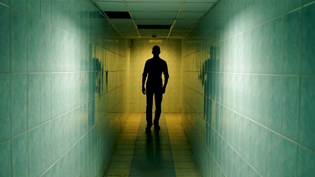 男人走在走廊上视频素材