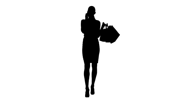 剪影购物的女人与袋子说话的电话视频下载