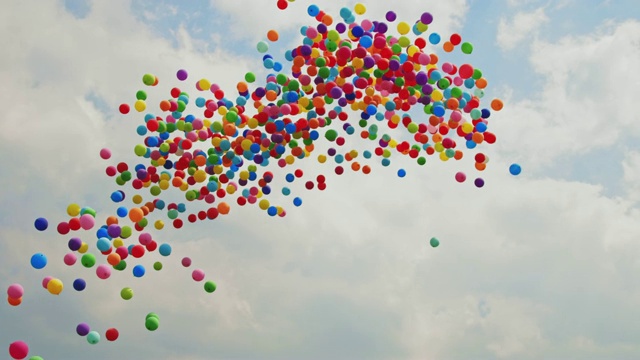 气球飞向天空视频素材