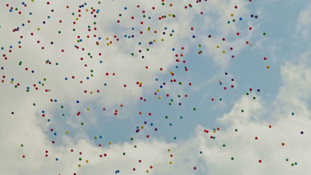 气球飞向天空视频下载