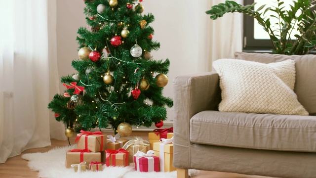 圣诞树，礼物和沙发在舒适的家里视频素材