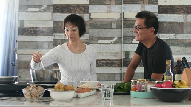 中国老年夫妇一起做饭聊天视频素材