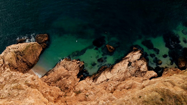 悬崖和海洋的风景视频素材