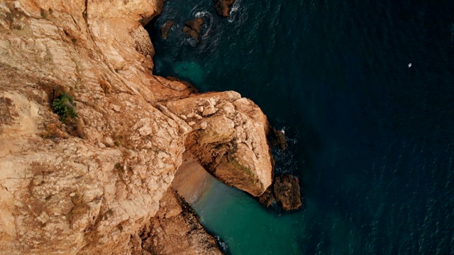 悬崖和海洋鸟瞰图视频素材