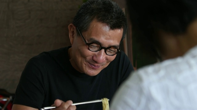 成熟的中国人喜欢用筷子吃面条视频素材